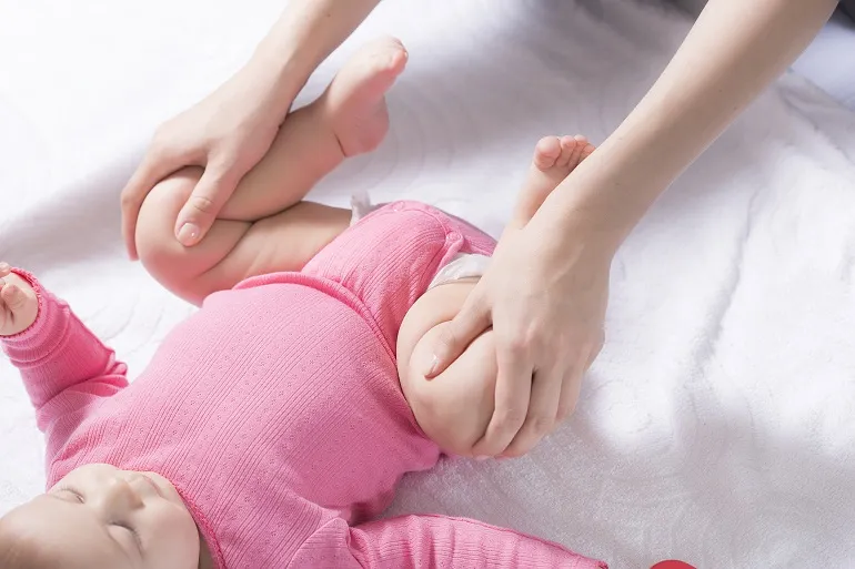 wkladanie pieluchy miedzy nogi niemowlakowi