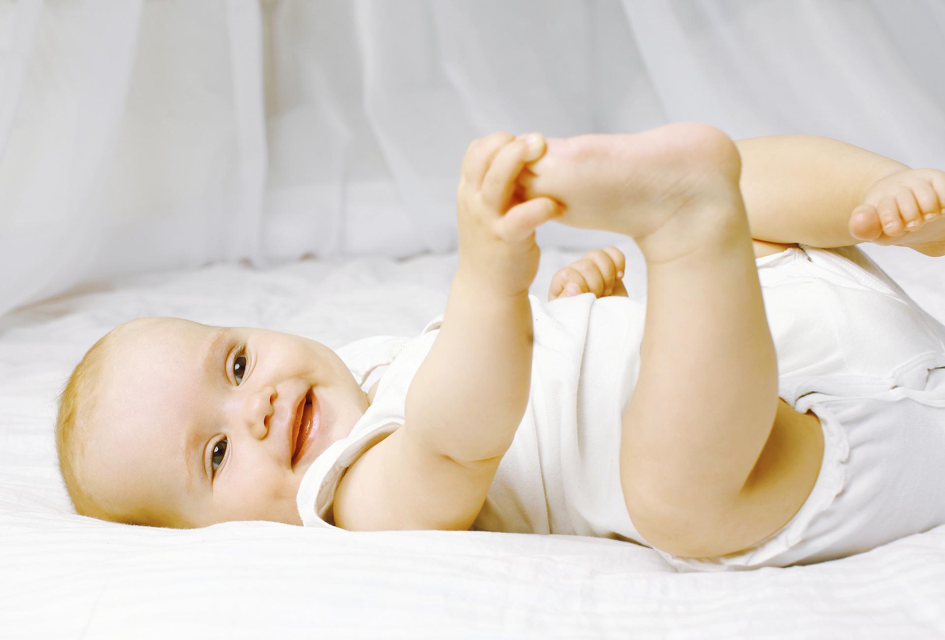 wkladanie pieluchy miedzy nogi niemowlakowi